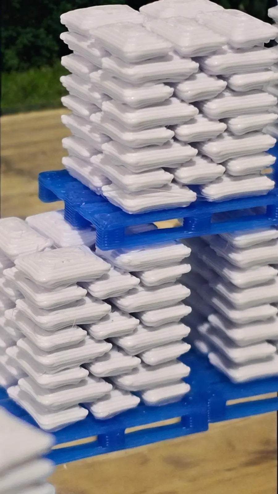Pallets of white Sacks Blue pallet Z Gauge 1:220 Scale Model Railway (6 Pack) 3D Peak Print