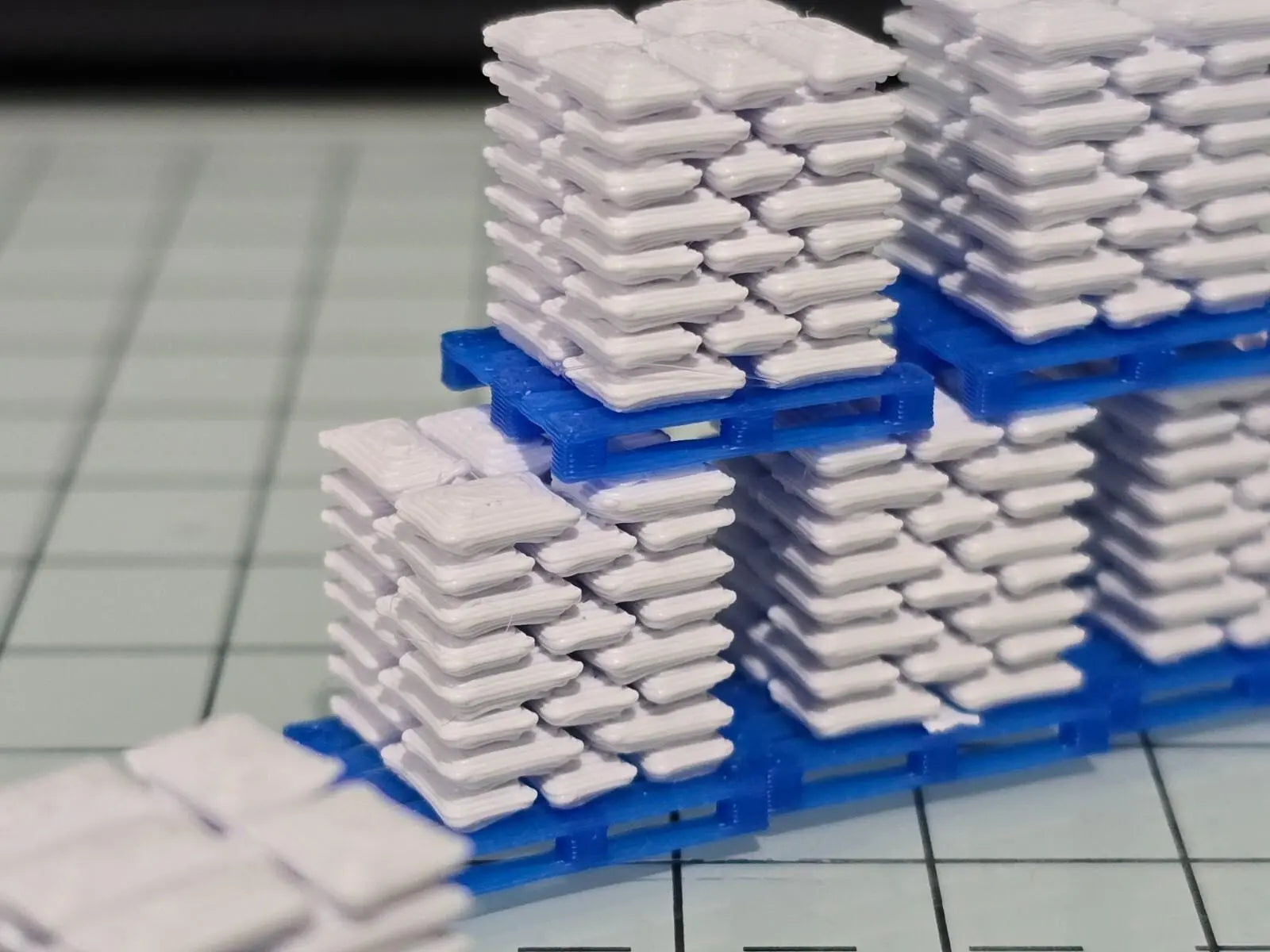 Pallets of white Sacks Blue pallet Z Gauge 1:220 Scale Model Railway (6 Pack) 3D Peak Print