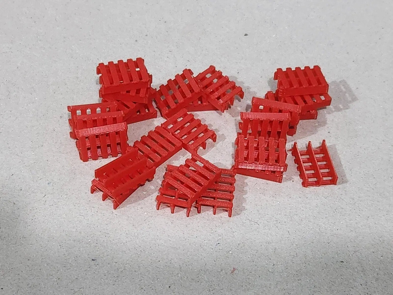 Red LPR PRO80 La Palette Rouge Pallets Pack 25 OO Gauge 1:76 Scale Model Railway 3D Peak Print