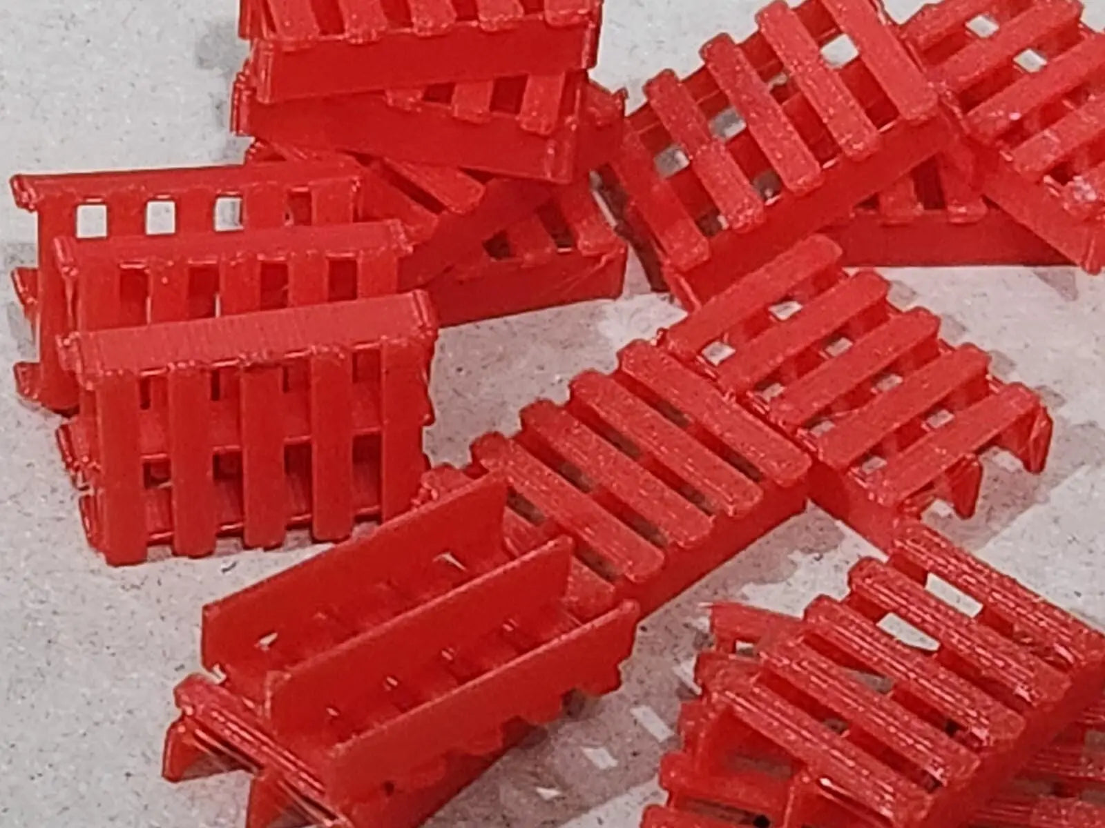 Red LPR PRO80 La Palette Rouge Pallets Pack 25 OO Gauge 1:76 Scale Model Railway 3D Peak Print